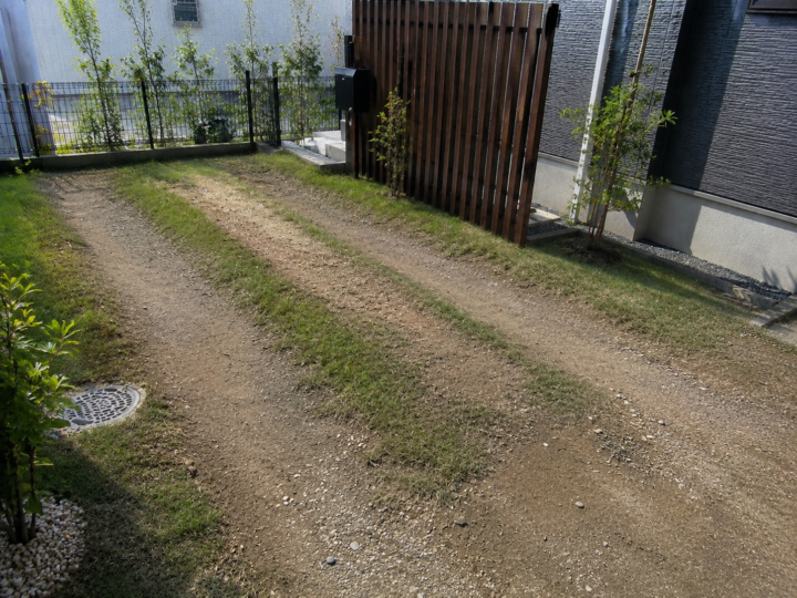タイヤが通る位置を帯状に整えた駐車スペースの土間コンクリート工事の施工前写真1