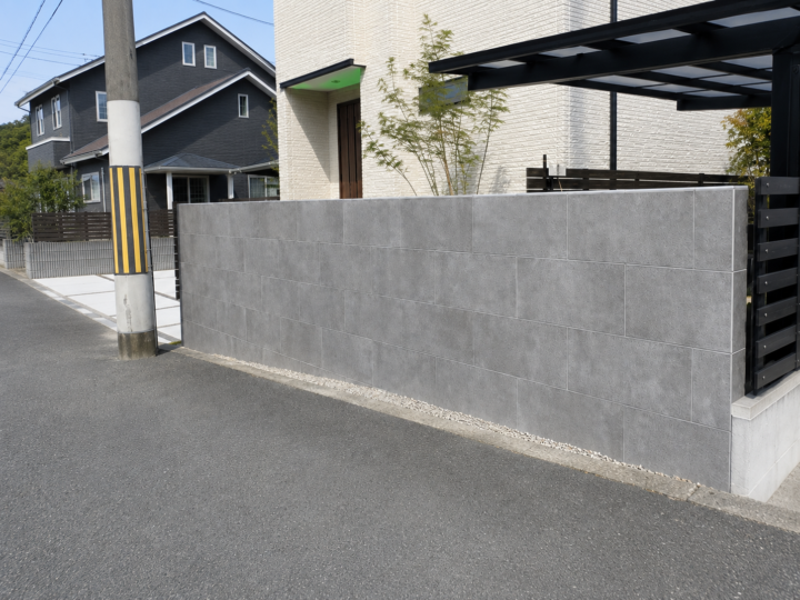 タカショー セラレバンテのタイル張りで表情を整えたブロック塀工事の施工後写真1