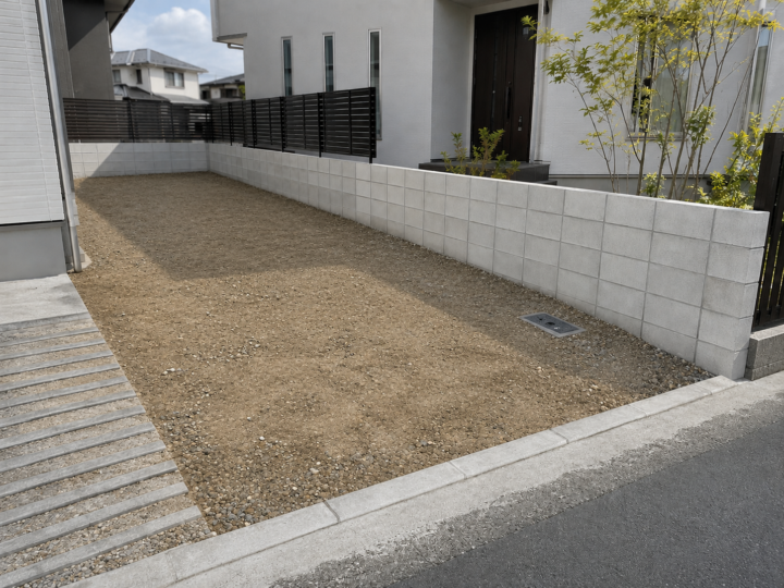 バラス砕石と防草シート加工を組み合わせた防犯砂利敷き工事の施工前写真1