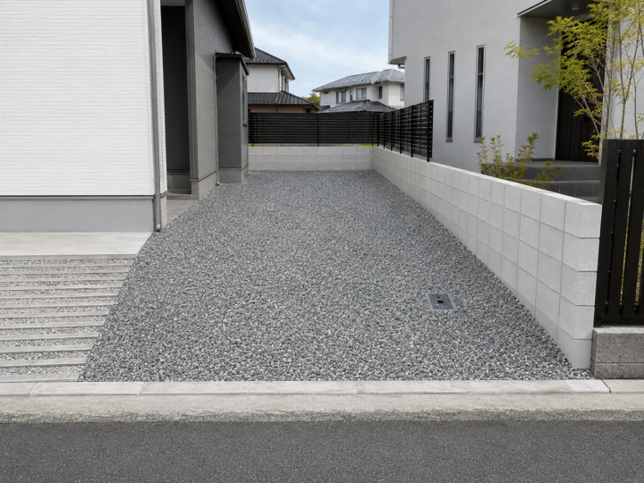 バラス砕石と防草シート加工を組み合わせた防犯砂利敷き工事の施工後写真1
