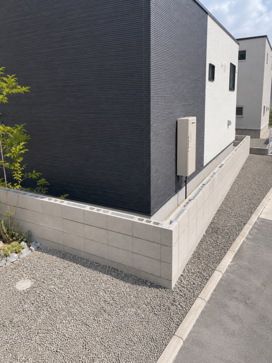 太陽エコブロックスの普通CBで構成した建物まわりのブロック塀の施工後写真1