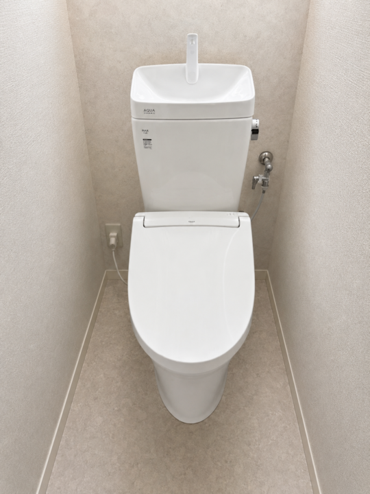 フチレス形状のLIXILアメージュへ取り替えたタンク式トイレリフォームの施工後写真1