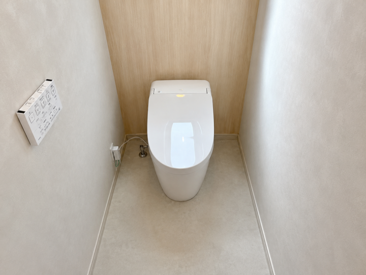 タンク式からTOTO GGA3へ更新し床もポンリュームで仕上げた事例の施工後写真1