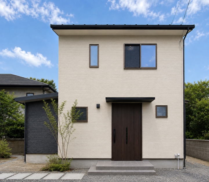 ダークカラーの外壁でまとめた1階部分の増築工事の施工後写真1